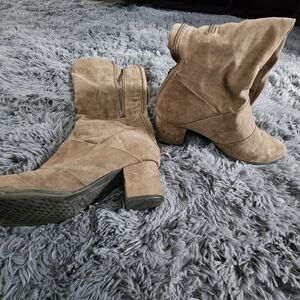 Size US 10m, light tan boots